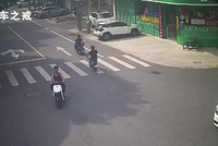 江西龙南摩托车违法超车致电动车碰撞,驾驶员负全责