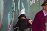 豫见你皆是爱暖心!她跪地托举晕厥旅客16分钟