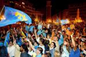 图文-F1阿隆索提前加冕总冠军西班牙狂欢不夜城