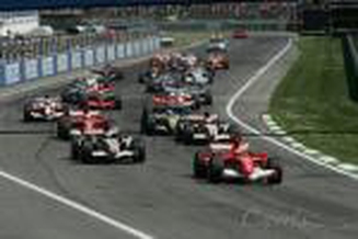 图文-F1圣马力诺站正赛舒马赫发车迅速