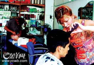 与百合相比,四川变性人章琳是变性人中幸运的那一小部分,她变性后结了婚,和丈夫一起开了个理发店。在大众的注目下,堂堂正正地做女人做妻子